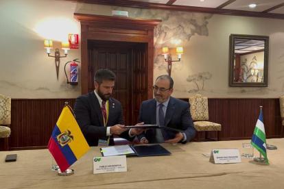 Acuerdo.- El ministro de Finanzas de Ecuador, Pablo Arosemena, firma el documento para que Ecuador reciba un crédito por 488 millones de dólares de la CAF.