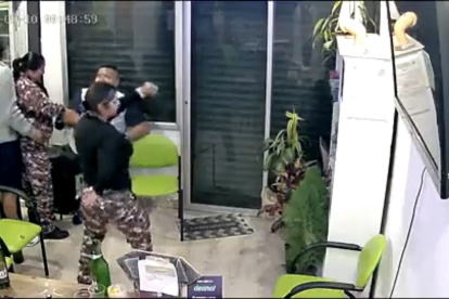 Captura de pantalla. En las imágenes se observa a las agentes penitenciarias bailar y beber con dos sujetos.