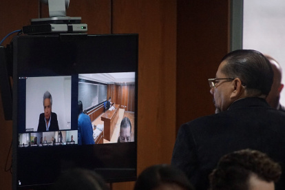 Diligencia. El expresidente Lenín Moreno aparece en la pantalla durante una de las audiencias celebradas en el caso.