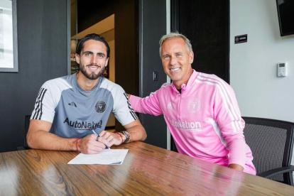 Campana firmando su renovación.