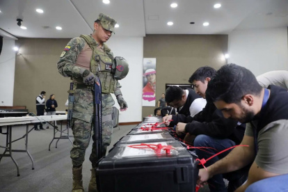 Supervisión. El proceso de distribución de los kits tiene resguardo militar, informó el Consejo Electoral.