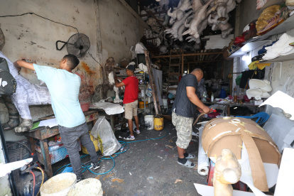 Los artesanos de monigotes de la calle Seis de Marzo trabajan intensamente en sus talleres, pero en horarios diferentes a los de años anteriores, debido a la inseguridad.