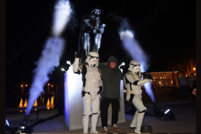 Leonardo acompañado de dos personajes de Star Wars. Atrás, una de las esculturas.