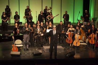 Teatro Nacional Sucre de Quito se transformó en un escenario vibrante en honor a Antonio Carlos Jobim ((1927-1994), el ilustre compositor brasileño a quien se considera uno de los grandes exponentes de la música de su país
