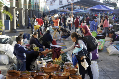 Tradición. Personas participan en el trueque milenario en el municipio de San Pedro Cholula (Puebla, México).