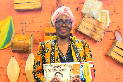 La poeta y decimera esmeraldeña hablando sobre la importancia de visibilizar la historia del pueblo afro.