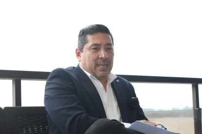 Carlos Morán, exfutbolista, es el director municipal de Deportes.  Antes de ser funcionario municipal, fue coordinador de la Zona 8 del Ministerio del Deporte.