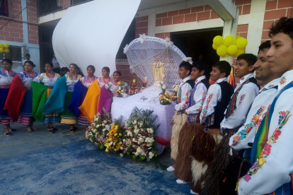 Actos. Estudiantes y grupos folclóricos cumplen el homenaje a la Virgen.