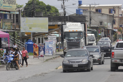 Ruralidad. La vía principal que atraviesa el recinto El Piedrero, lugar que está en medio de Guayas y Cañar.