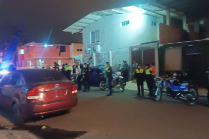 Manta. Las balas calibre 9 milímetros pasaron el parabrisas del carro.