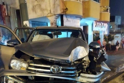 Quevedo. Así quedó el carro tras estrellarse contra un poste.