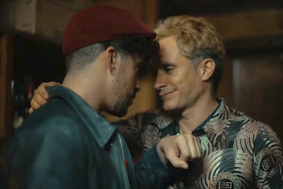 Bad Bunny y Gael García Bernal se besan en la película Cassandro