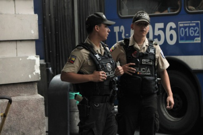 Los uniformados están en los exteriores de las paradas de la Metrovía realizando controles.