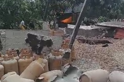 Varios tanques de gas se encontraron en el lugar.