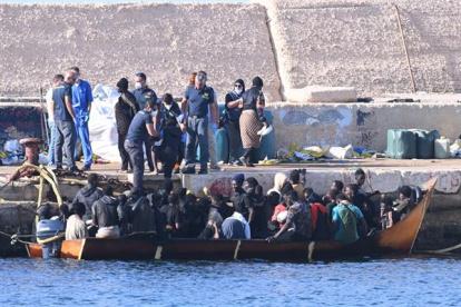 Nuevas oleadas de migrantes llegan a la isla italiana de Lampedusa, entre ellos una mujer que dió a luz en una barcaza y perdió a su bebe nada más nacer.