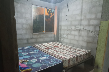 Con una mancha roja quedó el colchón en que descansaba la víctima.