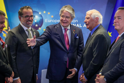 El presidente Guillermo Lasso y la delegación ecuatoriana junto al alto representante de la UE, Josep Borrell, el 17 de julio de 2023.
