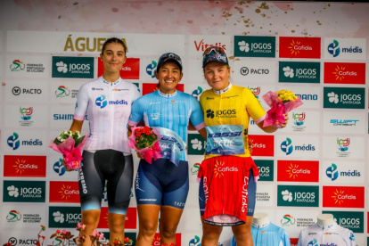 La ecuatoriana en el centro como máxima figura de la etapa ayer en Portugal.