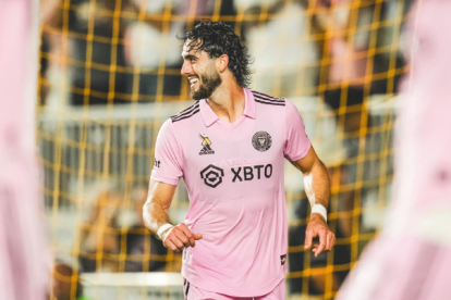 Campana, como 9 de área, encontró el balón, hizo un sobrerito al defensa y venció -con un remate.