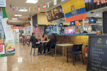 Escena. Los diversos negocios de comida no solo de ecuatorianos, sino de diversas partes de Latinoamérica, convergen en el Mercado de Mostenses, en el centro de Madrid.