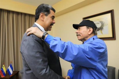 El presidente de Venezuela Nicolás Maduro (i) junto a el presidente de Nicaragua, Daniel Ortega, durante la Cumbre del G77 + China
