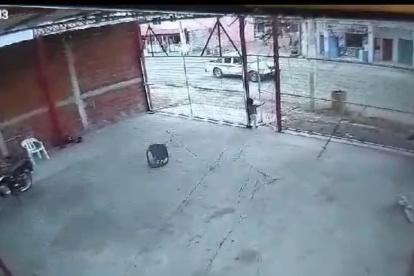 En imágenes de cámaras de seguridad se muestra cómo el menor salió solo del patio de su casa