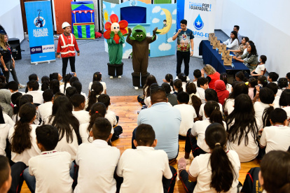 Los estudiantes escuchan las recomendaciones sobre el fenómeno EL NIÑO.