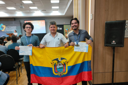 Los ganadores muestran con orgullo la bandera del Ecuador, luego de la competencia.