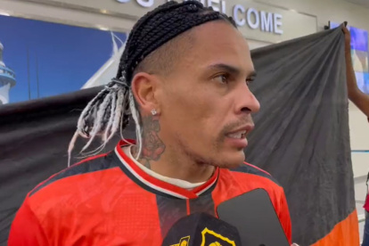 Jonathan Álvez en Guayaquil con la camiseta de Naranja Mekanica, Fecho Mera le dio la bienvenida