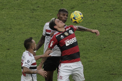 Arboleda disputando el balón con un jugador del Flamengo.