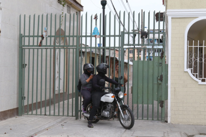 Las peatonales de la ciudadela la Floresta 1 están enrejadas.