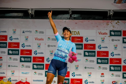 a tricolor con el maillot de líder de la montaña ayer al cierre de la Vuelta a Portugal.
