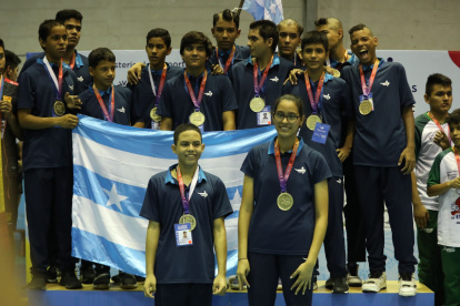Los equipos albicelestes de damas y varones del voleibol sala.