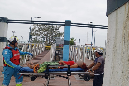 La mujer y su hija fueron llevados a un hospital para su chequeo respectivo.