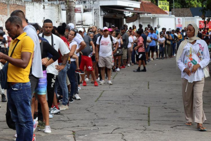 Migrantes por buscar asilo saturan frontera con Guatemala