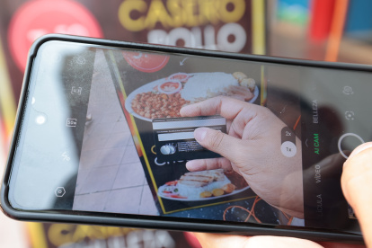 Robo. En esta imagen referencial se ve cómo en unos segundos se puede tomar la foto de una tarjeta de crédito.