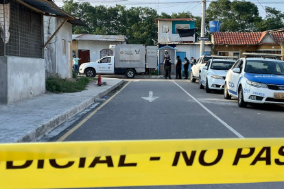 Policías y un vehículo de Medicina Legal en el sitio donde ocurrió el ataque de sicarios.