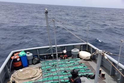 FF. AA. decomisan droga en el mar
============03 Texto nota secundaria capitular (33405177)============
Las Fuerzas Armadas informan sobre la detención de tres personas y el decomiso de 73 bultos con cocaína. 

El operativo lo realizó la Armada del Ecuador, mediante el empleo de la lancha guardacostas Isla Darwin, a 60 millas náuticas frente a las costas de Manta, en Manabí.

“La lancha guardacostas Isla Darwin arribó al puerto de Manta el mismo día, para la entrega de aprehendidos y evidencias a las autoridades competentes, a fin de que se continúe con el trámite legal correspondiente”, indicó la entidad. 

Para los investigadores, las costas son las principales rutas para el tráfico de drogas con destino hacia Centroamérica y Estados Unidos. 

Como parte de las operaciones contra el narcotráfico, la Policía Nacional también informó sobre la llegada de 12 canes adiestrados para detectar sustancias ilícitas. 

Además, en otro operativo los uniformados hallaron 266 kilos de cocaína, que estaban encaletados en un camión. Se trató de una operación binacional, ya que la Policía de Ecuador proporcionó información para que se logre la detención de una persona en Túquerres, municipio del departamento de Nariño, en sur de Colombia. 

En este departamento, frente a la provincia de Esmeraldas, también se incrementaron los cultivos de cocaína y cuentan con el apoyo logístico de bandas como Los Tiguerones, que están en San Lorenzo.
============02 Subtítulo secundario (33405176)============
73 bultos se hallaron   a 60 millas náuticas de la costa de Manta