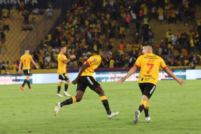 Janner Corozo celebra el tanto de la victoria parcial de Barcelona.