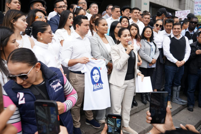 Luisa González junto a asambleístas electos en los exteriores de la Fiscalía