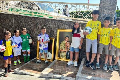 Decenas de niños iraníes esperaron en las afueras del hotel a Cristiano para hacerle llegar obsequios.