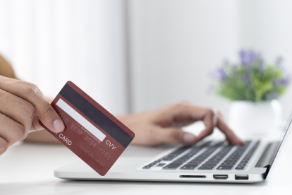 Los delincuentes pagan hasta 200 dólares por datos de 15 tarjetas de crédito.