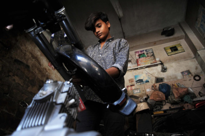 Un niño paquistaní dejó de asistir a la escuela para dedicarse a trabajar.