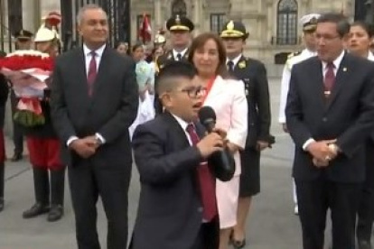 El video original muestra al niño recitando un poema frente a las autoridades en honor a la virgen