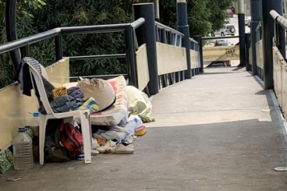 El puente peatonal de la Aviación Civil Oeste es usado como "casa" por indigentes.