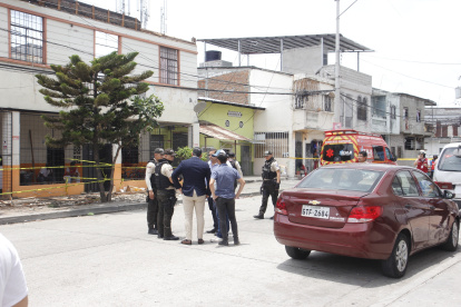 La Policía y otros organismos de socorro y autoridades acudieron al sitio para investigar el hecho.