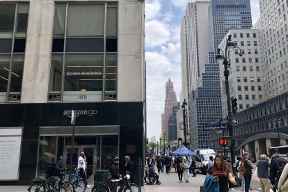 En la imagen de archivo, varias personas caminan en el centro de la ciudad de Nueva York (EE.UU.).