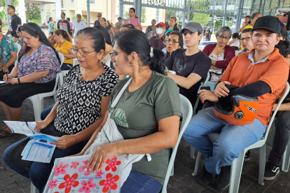 La semana pasada, en el Palacio de Cristal, se brindó información sobre el proceso de regularización a cientos de ciudadanos.
