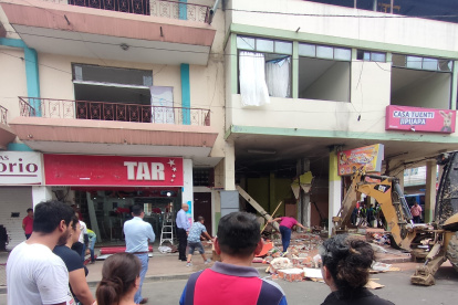 Jipijapa. Varias personas observan el edificio donde ocurrió la explosión.