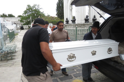 Riobamba. El cuerpo del menor es trasladado por parientes.